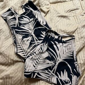 SoulCycle Monochrome Leaf Print Activewear Set - Leggings & Sports Bra